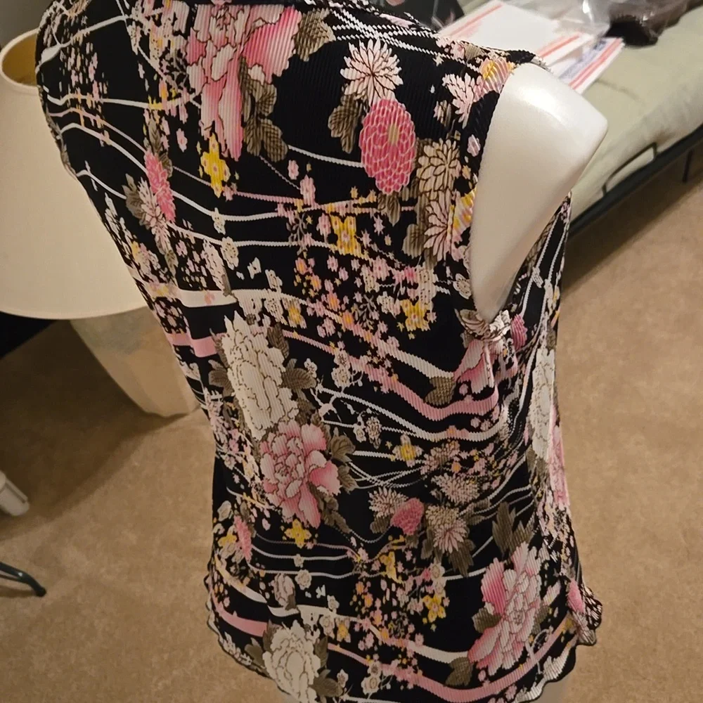 Beautiful sleeveless Shell - Picture 6 of 7